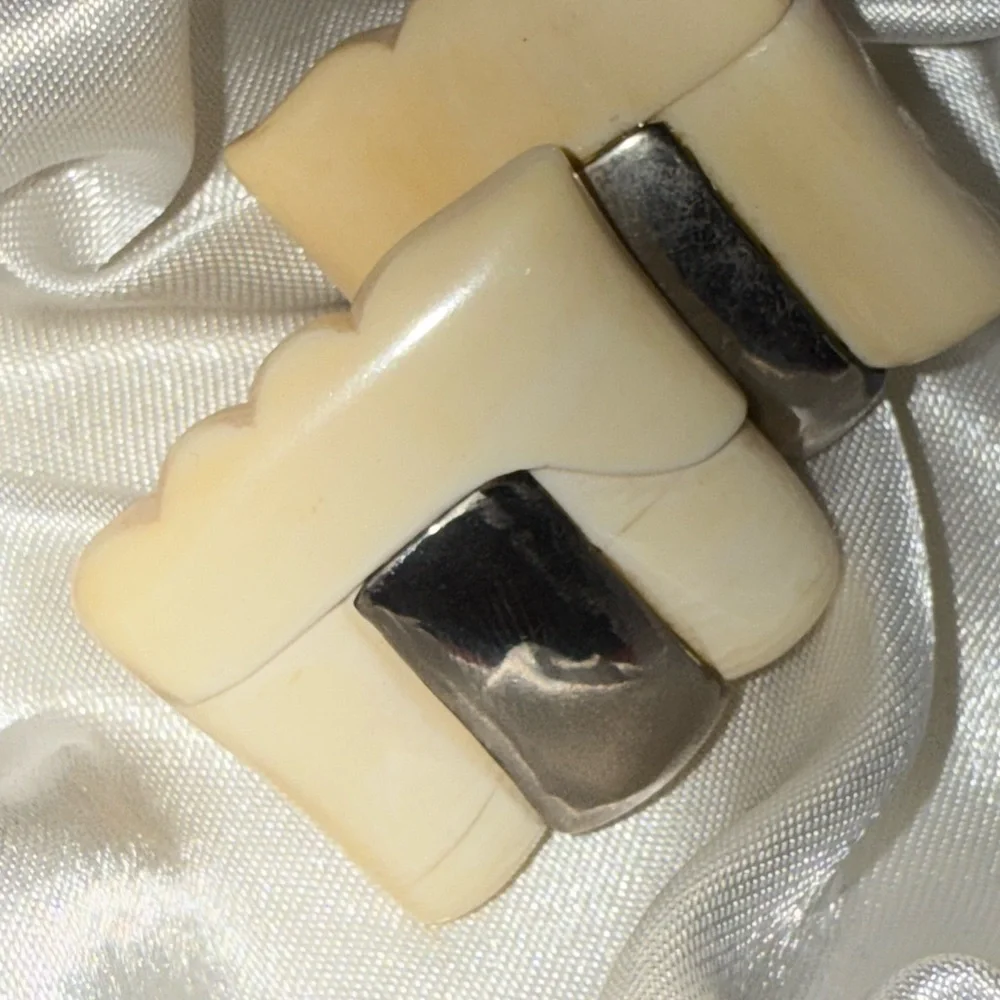 VINTAGE LARGE WHITE 3D DESIGN Square BAKELITE LUCITE‎ CLIP EARRINGS 925 STERLING